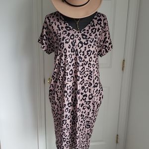 Leopard print dress with pockets